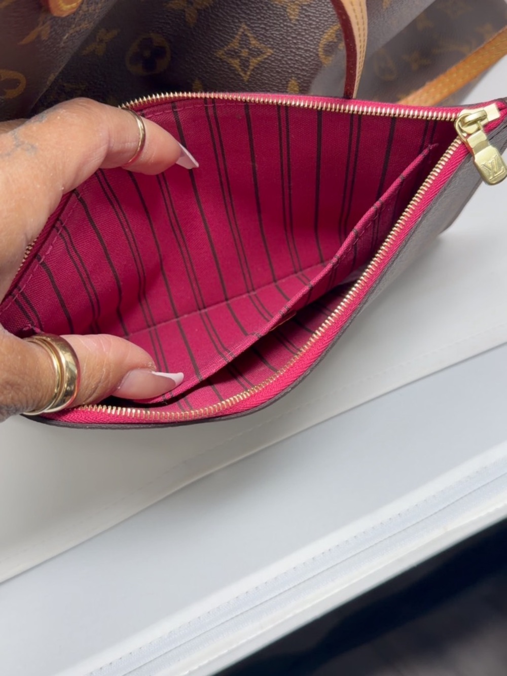 Louis Vuitton Monogram Neverfull Tote in Brown with Pink-Trim Pouch - Picture 4 of 4